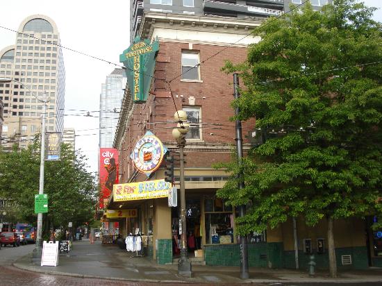 green tortoise hostel seattle