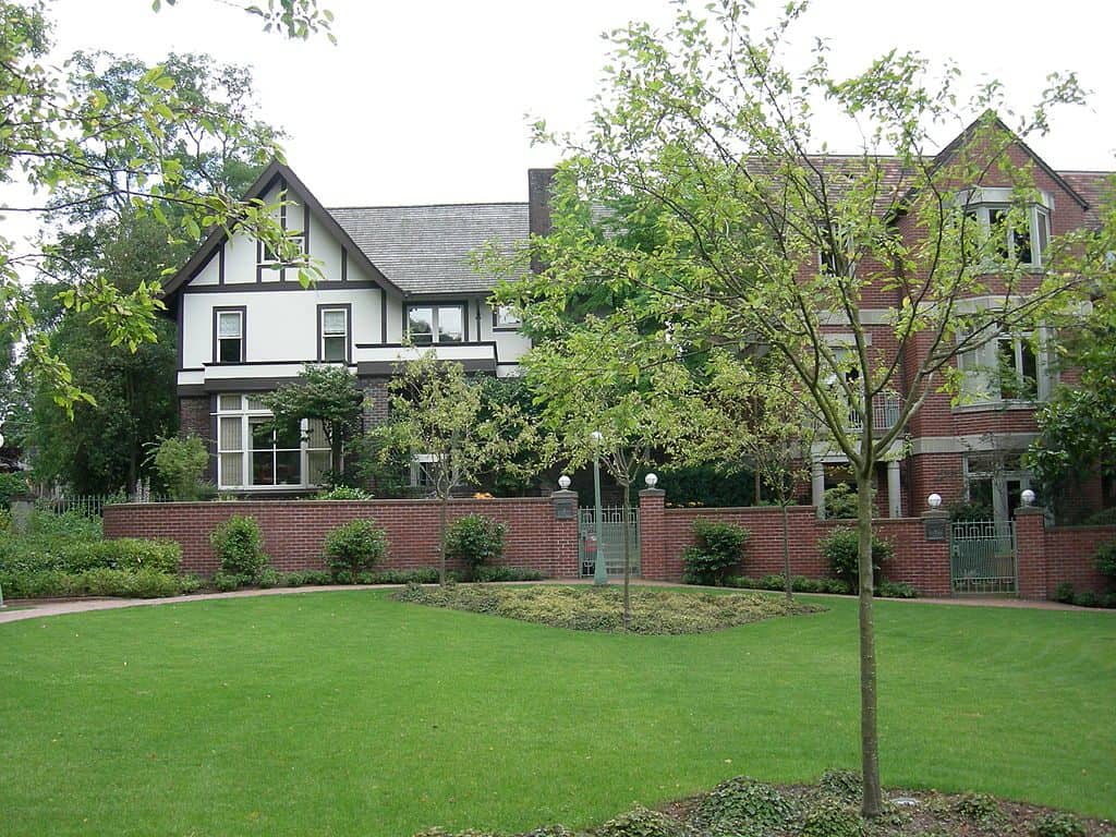 Seattle architecture tours include Seattle Merrill Court Townhouses. Photo by Joe Mabel (CC3.0)