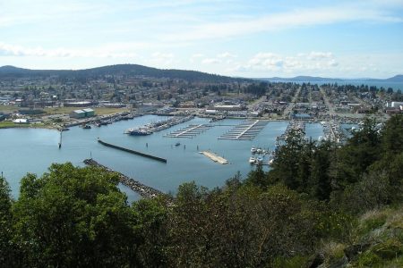 Anacortes from Cap Sante 2006 photo by M. Lounsbery (CC3)