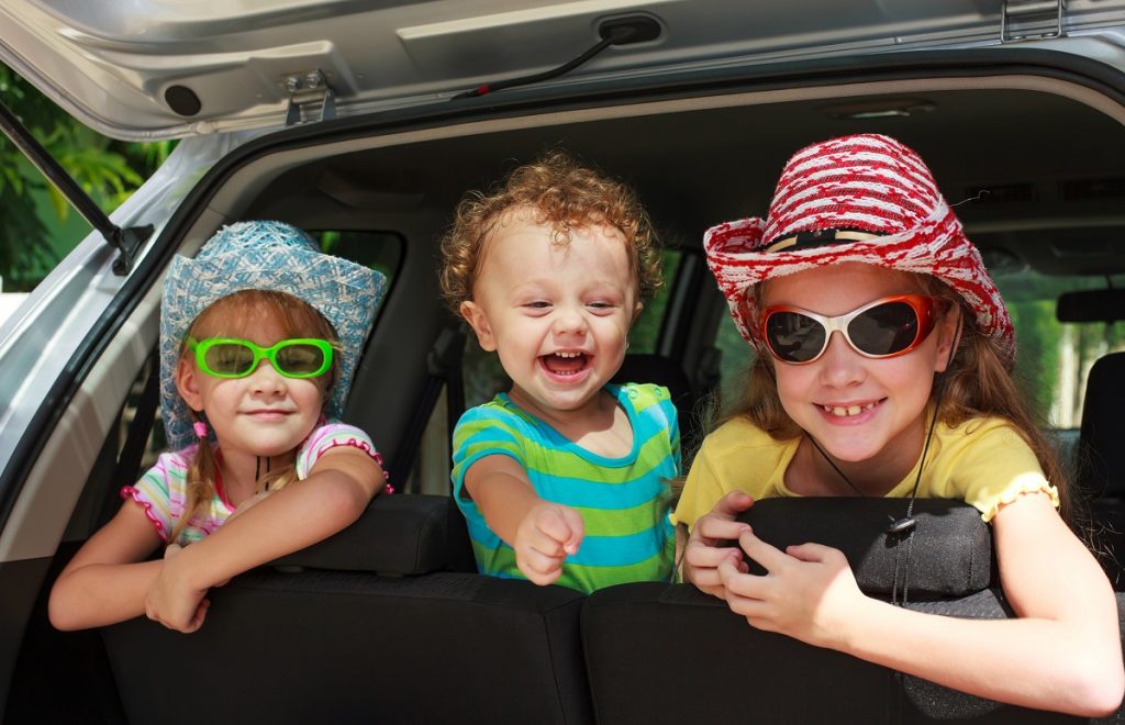 children on a summer famiuly road trip