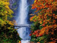 Multonomah Falls Fall Colors, Columbia River Gorge, Oregon photo by Jay Huang (CC2)