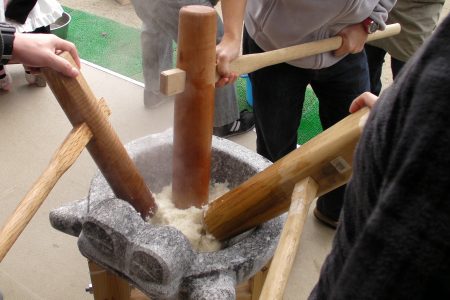 Pounding mochi tsuki photo by Timothy Takemoto (CC2)