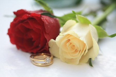 Wedding rings with red and white roses - DepositPhotos.com