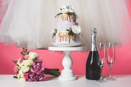 Wedding bouquet, wedding cake, champagne - DepositPhotos.com