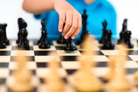 Playing a chess game - Depositphotos_51865915_l-2015
