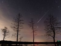 Perseid-meteor-streak-in-the-night-sky