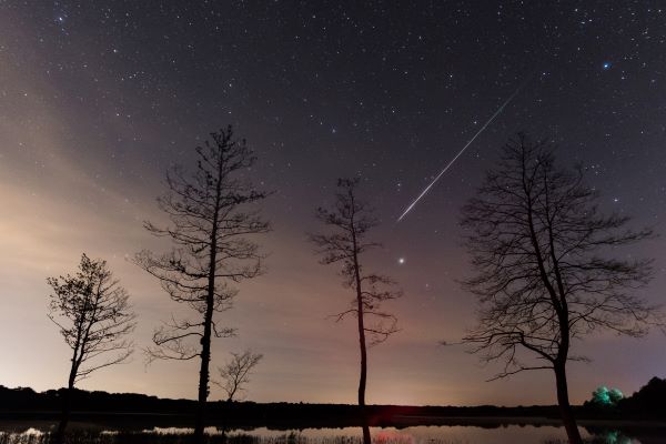 Perseid-meteor-streak-in-the-night-sky