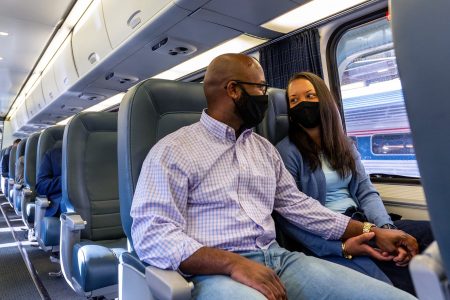 Casal viajando de trem Amtrak