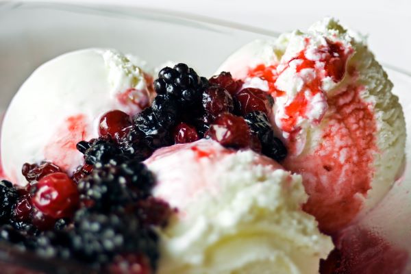 Ice cream sundae with berry topping