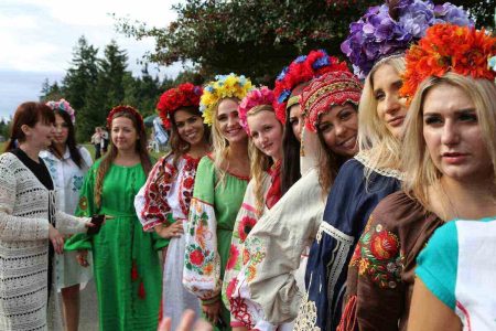 women in traditional Ukrainian dress