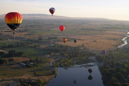 Hot air balloons over Prosser, WA